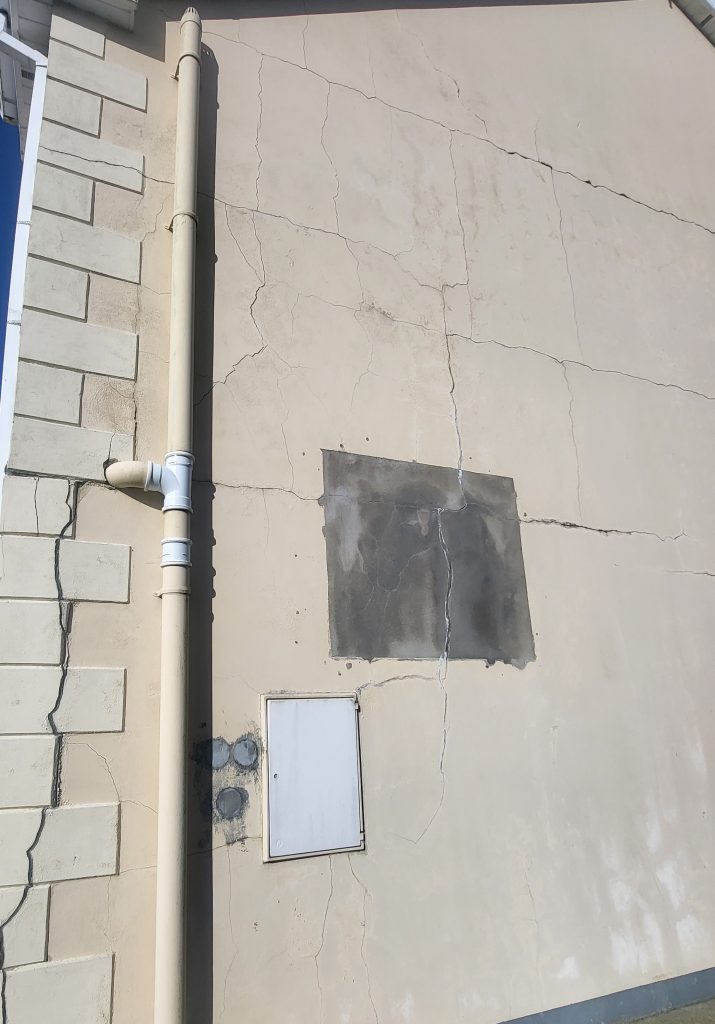 Mica blocks causing large cracks to appear on dwellings